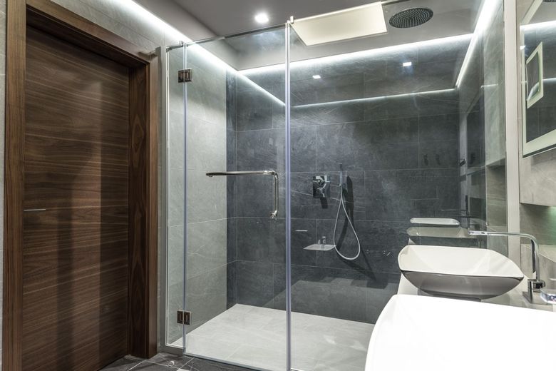 Варианты дизайна walk-in душа для ЖК «Wellton Gold»