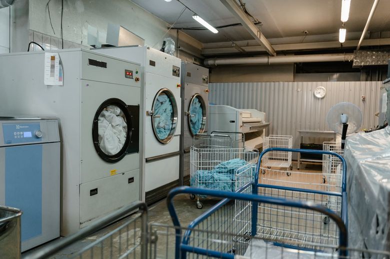 Где можно разместить постирочную и какие требования к инженерным сетям?